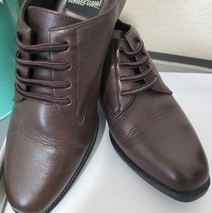 Aerosoles- What's what leather heel / pump Size 6 with stretchy laces